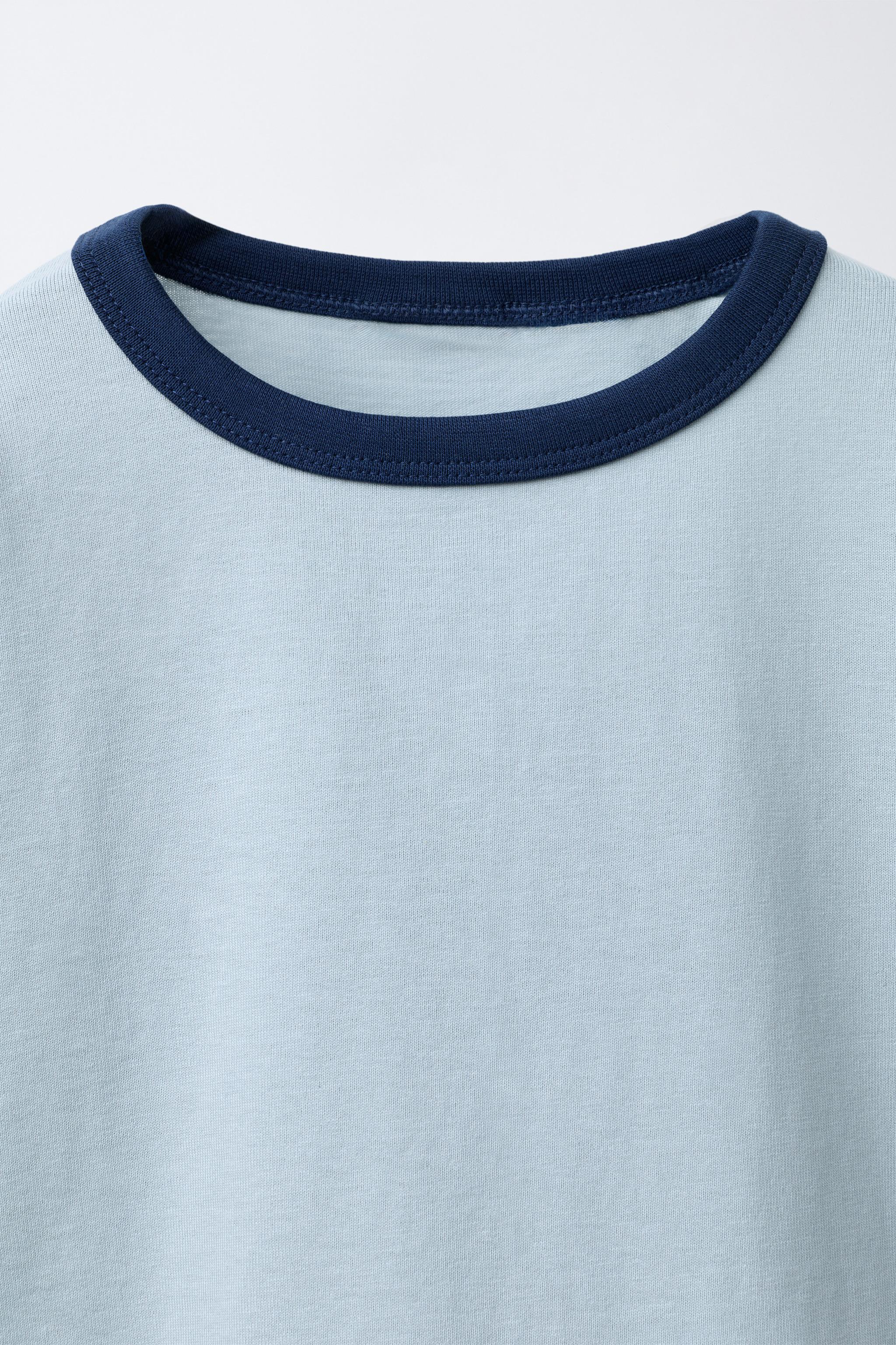 T-SHIRT UNI À LISERÉS AU COL EN CONTRASTE